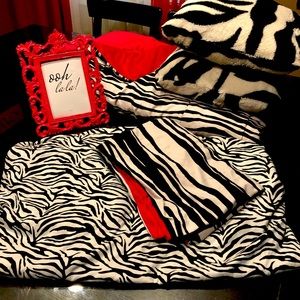 Twin comforter set, throw pillows, 5x7 frame